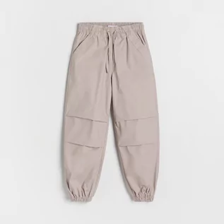 Spodnie i spodenki dla dziewczynek - Reserved - Spodnie parachute - Brązowy - grafika 1