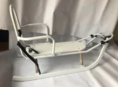 Sanki i ślizgacze - PICCOLINO Białe Sanki z oparciem PASY BEZPIECZEŃSTWA - miniaturka - grafika 1