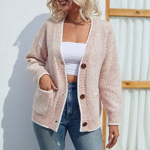 Zapinany na guziki sweter damski z kieszeniami i lamówkami - Różowy - Swetry damskie - miniaturka - grafika 1