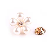 Broszki - Broszka perłowa kwiat z cyrkonią – elegancka, 2,2 × 2,2 cm - miniaturka - grafika 1