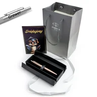 Zestawy piśmiennicze - Zestaw Długopis Parker Monochrome Różowy z grawerem w pudełku z kartką i torebką na Dzień Nauczyciela - miniaturka - grafika 1