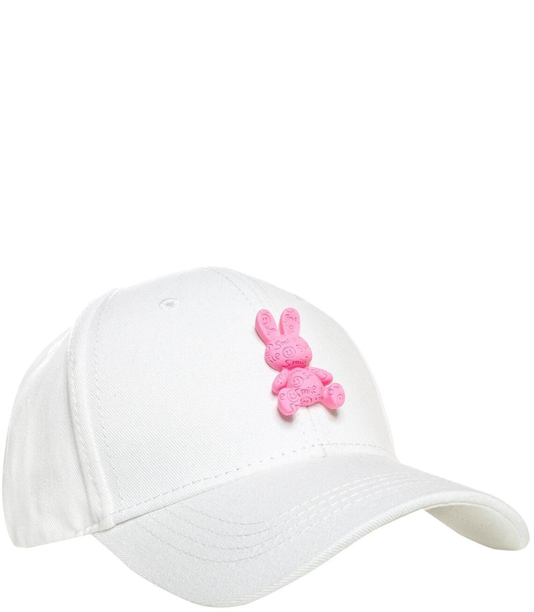 Dziecięca czapka z daszkiem ozdobiona plastikowym króliczkiem