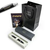 Zestawy piśmiennicze - Zestaw prezentowy Parker IM Black z grawerem, kartką i torebką na Dzień Nauczyciela - miniaturka - grafika 1