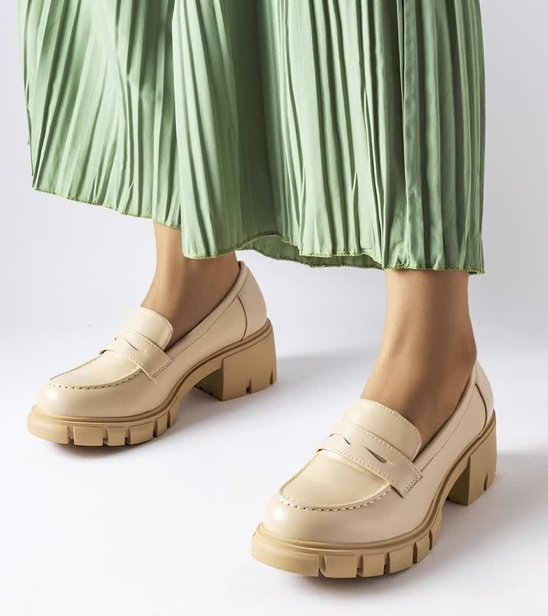 Beżowe klasyczne mokasyny na klocku Dina-38