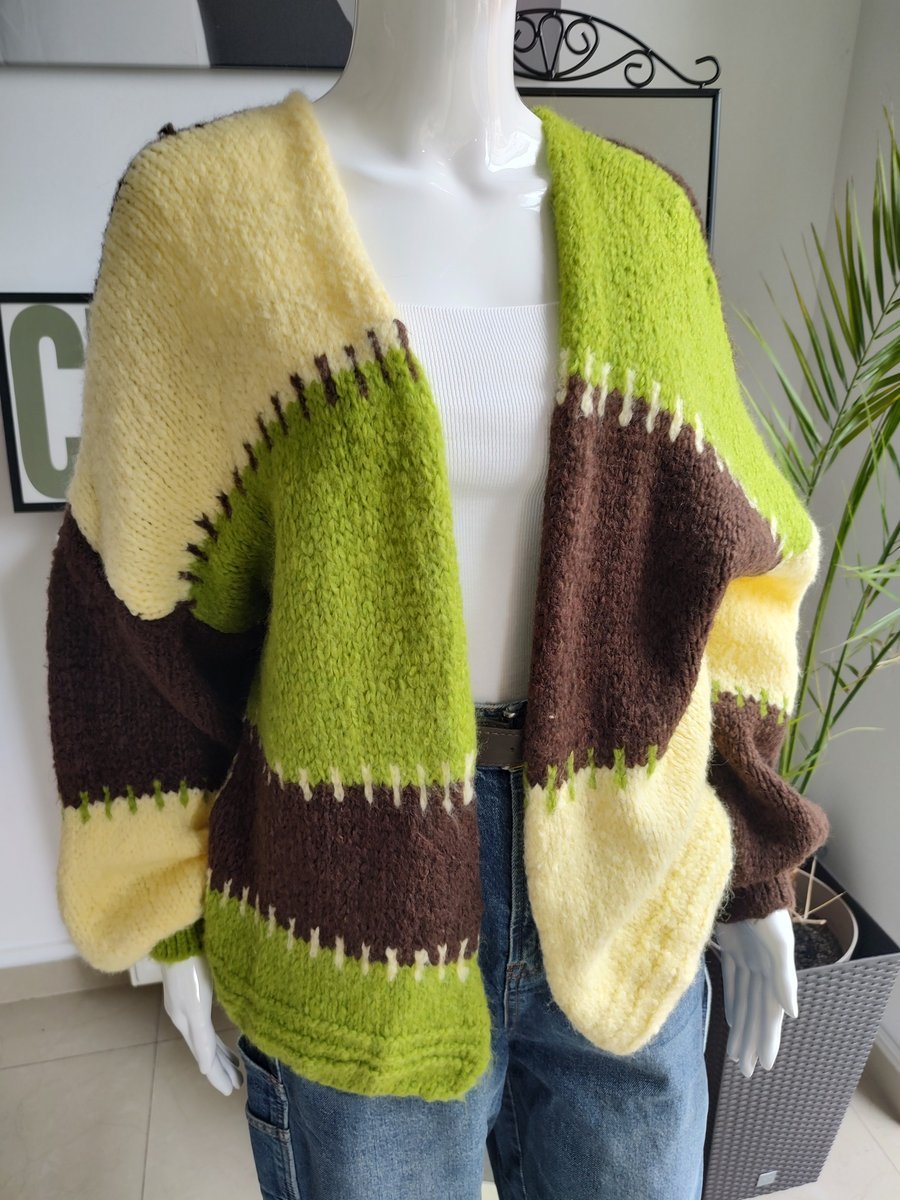 Krótki kardigan oversize - czekoladowy One size Azara