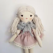 Lalki dla dziewczynek - MIĘKKA PRZYTULANKA LALKA NILA - miniaturka - grafika 1