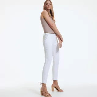 Spodnie damskie - Reserved Cygaretki z paskiem - Biały - grafika 1