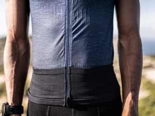 COMPRESSPORT Koszulka kompresyjna do biegania TRAIL POSTURAL TANK TOP 2020 niebieska - Koszulki sportowe męskie - miniaturka - grafika 12