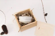 Kubki - Biała czarka do herbaty matcha w drewnianym pudełku - miniaturka - grafika 1