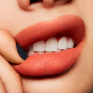 MAC Cosmetics Powder Kiss Pomadka Liquid Lipcolour  17 Sorry Not Sorry - Szminki - miniaturka - grafika 3