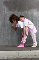 Spodnie i spodenki dla dziewczynek - Reima spodnie dresowe dziecięce kolor fioletowy wzorzyste - miniaturka - grafika 1