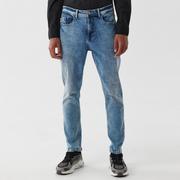 Spodnie męskie - Cropp - Jasne jeansy carrot - Niebieski - miniaturka - grafika 1