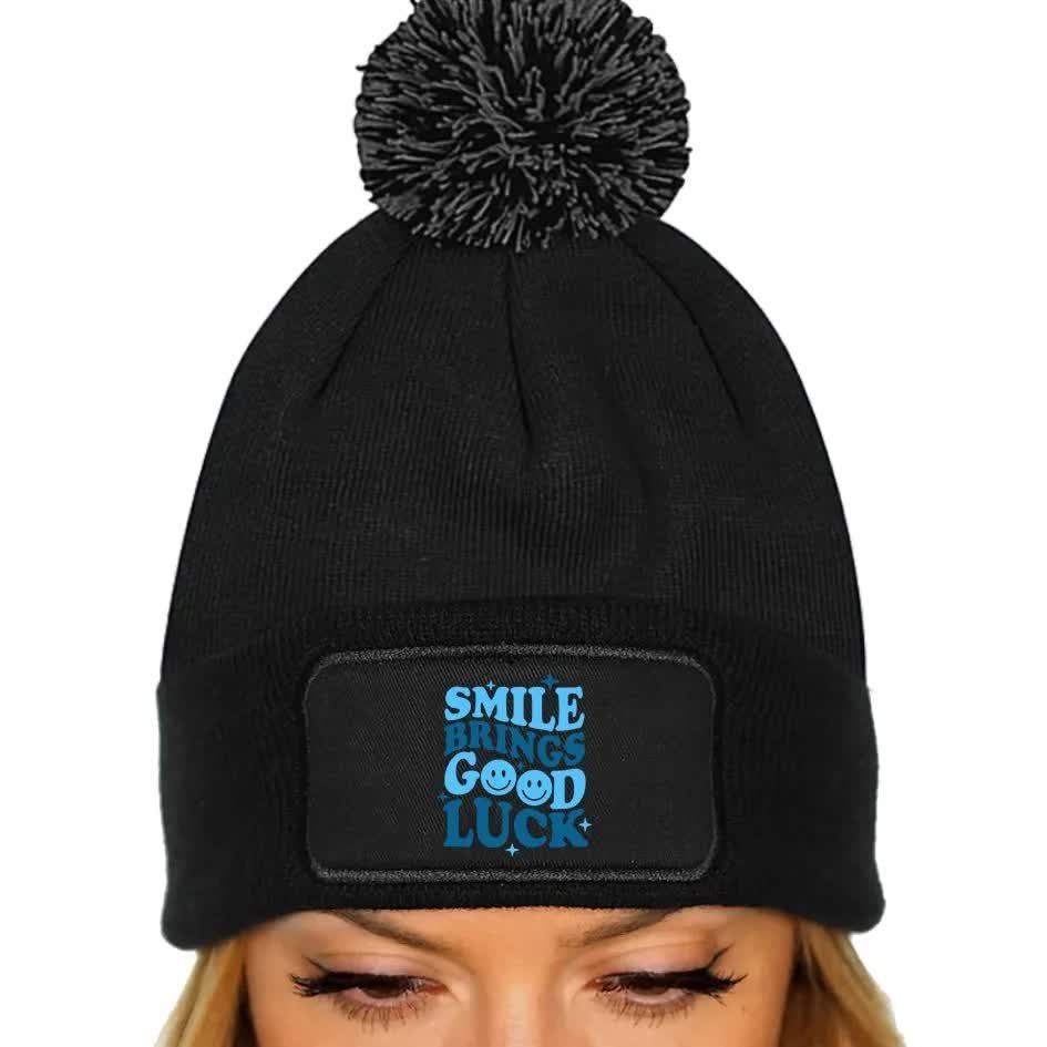 CZAPKA CZARNA Zimowa Pompon Na Prezent SMILE BRINGS GOOD LUCK Zabawne Wzory