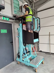 Podnośnik osobowy (udźwig: 140 kg, wymiary platformy: 48x69 cm, maks. wysokość robocza: 482 cm) 00081565 - Wózki magazynowe - miniaturka - grafika 11