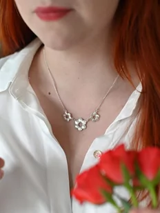 Naszyjnik srebrny z trzema sześciopłatkami - Wisiorki Naszyjnik srebrny z trzema sześciopłatkami - Wisiorki - miniaturka - grafika 1