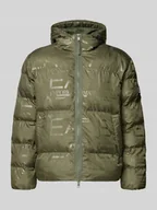 Kurtki męskie - Kurtka pikowana o kroju regular fit z nadrukiem logo na całej powierzchni model ‘MOUNTAIN’ - miniaturka - grafika 1
