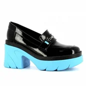 Mokasyny damskie - Czarne lakierowane półbuty damskie CARINII - Carinii - miniaturka - grafika 1