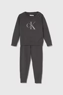 Dresy i komplety dla dziewczynek - Calvin Klein Jeans komplet bawełniany dziecięcy kolor szary - miniaturka - grafika 1