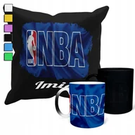 Gadżety dla niej i dla niego - ZESTAW KUBEK MAGICZNY + POSZEWKA Z PODUSZKĄ- BASKETBALL NBA KOSZ + IMIĘ - miniaturka - grafika 1