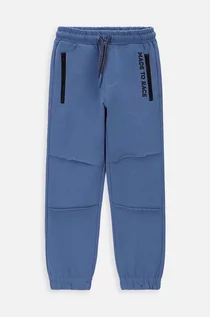 Spodnie i spodenki dla chłopców - Coccodrillo spodnie dresowe bawełniane dziecięce kolor niebieski z nadrukiem - grafika 1