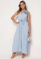 Sukienki - Jasnoniebieska Plisowana Sukienka z Paskiem i Gumką w Talii Ozdobiona Broszką Kwiatem Vikmirra - miniaturka - grafika 1