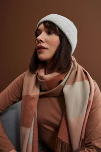 Szal w kratkę z frędzlami - Apaszki i szaliki damskie - miniaturka - grafika 1