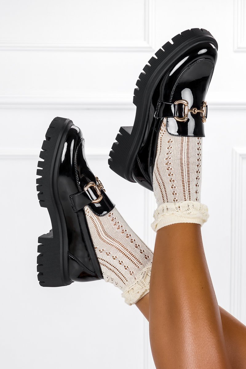 Czarne mokasyny lakierowane na platformie damskie ze złotą sprzączką Casu G23WX1-B-40