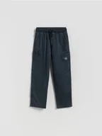 Spodnie i spodenki dla chłopców - Reserved - Wysokoelastyczne spodnie regular - granatowy - miniaturka - grafika 1