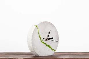 Okrągły betonowy zegar stołowy/ścienny z chrobotkiem reniferowym- jasny - Zegary Okrągły betonowy zegar stołowy/ścienny z chrobotkiem reniferowym- jasny - Zegary - miniaturka - grafika 1