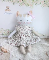 Maskotki i pluszaki - Kotek Olga przytulanka w beżowo bordowej sukieneczce w kwiatuszki - miniaturka - grafika 1