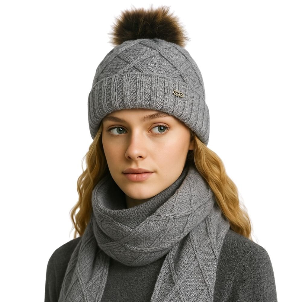 Zimowy komplet damski czapka z pomponem ocieplana polarem i szal szary