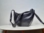 Torebki damskie - Rogalik średniej wielkości skórzana torebka wiązana na supeł - miniaturka - grafika 1