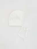 Czapki damskie - Reserved - Bawełniana czapka z wiązaniem - złamana biel - miniaturka - grafika 1