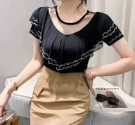 Bluzki damskie - Bluzka damska z ozdobnym dekoltem - Czarny - miniaturka - grafika 1