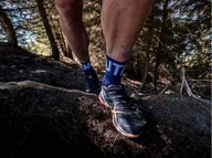 Skarpetki sportowe męskie - COMPRESSPORT Skarpetki do biegania długie ProRacing Socks v3.0 ULTRA TRAIL UTMB 2020 niebieskie - miniaturka - grafika 1