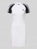 Sukienki - Sukienka T-shirtowa z wyhaftowanym logo - miniaturka - grafika 1