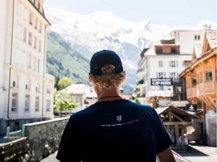 COMPRESSPORT Koszulka biegowa męska TRAINING TSHIRT SS BADGES - MONT BLANC 2020 niebieska - Koszulki sportowe męskie - miniaturka - grafika 2
