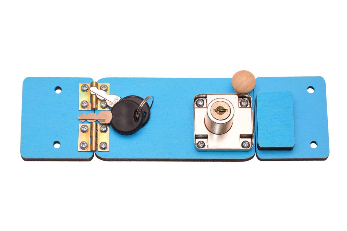 Małe eko drzwi niebieskie z zamkiem na kluczyk do tablicy manipulacyjnej.
