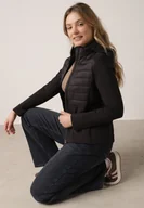 Kurtki damskie - Czarna Pikowana Kurtka Przejściowa z Kapturem i Elastycznymi Rękawami Nikitha - miniaturka - grafika 1