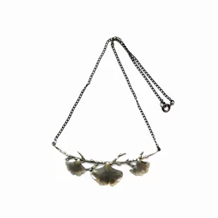 Srebrny naszyjnik - Małe miłorzęby szare - Naszyjniki - miniaturka - grafika 1