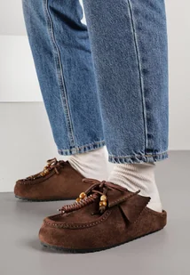 Bordowe Klapki z Imitacji Zamszu Zdobione Koralikami i Wiązaniem Lobbie - Klapki i japonki damskie - miniaturka - grafika 1