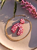 Wisiorki - Błyszczący naszyjnik z muszlami w kolorze różowym artystyczny wisiorek - miniaturka - grafika 1