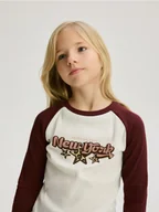 Bluzki dla dziewczynek - Reserved - Prążkowana koszulka z napisem - ciemnobrązowy - miniaturka - grafika 1