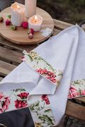Ściereczki, gąbki, czyściki - Ręcznik kuchenny bawełniany o gofrowej fakturze białego koloru Kwiaty - miniaturka - grafika 1