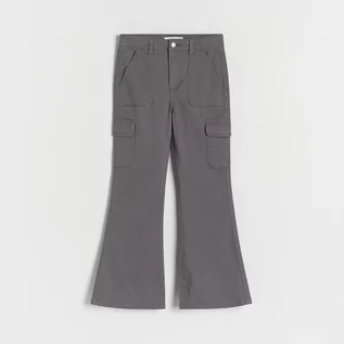 Spodnie i spodenki dla dziewczynek - Reserved - Spodnie flare z kieszeniami cargo - Szary - grafika 1