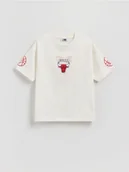 Koszulki dla chłopców - Reserved - T-shirt Chicago Bulls NBA - złamana biel - miniaturka - grafika 1