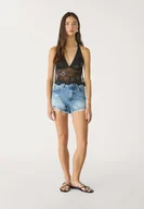 Koszulki i topy damskie - Stradivarius Top z dekoltem halter, haftowany z błyszczącymi detalami Czarny S - miniaturka - grafika 1