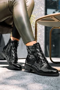 Czarne botki damskie lakierowane na niskim klocku sznurowane wzór wężowy Casu D24WX7-B-38 - Botki damskie - miniaturka - grafika 1