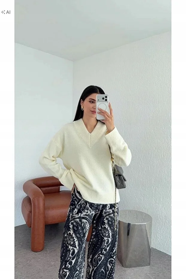 MIĘKKI SWETER DAMSKI Z DEKOLTEM W SEREK OVERSIZE 5IA