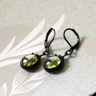 Kolczyki - Proste, minimalistyczne, okrągłe kolczyki z metalu i zielonego szkła - miniaturka - grafika 1